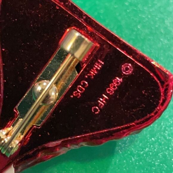 Vintage 1996 Hallmark Red Hershey’s Kiss Brooch - Picture 5 of 5